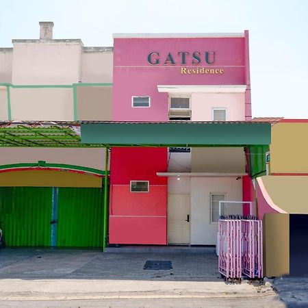 Oyo 1815 Gatsu Residence Semarang Extérieur photo